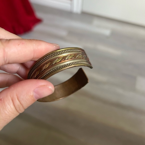 4/$50 Elegant Gold and Copper Bangle Bracelet 7 inches 💛 - Picture 7 of 7